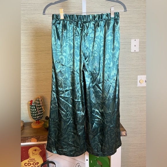 NWT Disney Fantasyland Castle Sleep Satin Pajama 2-piece Set Women's XS Silky - Picture 6 of 10